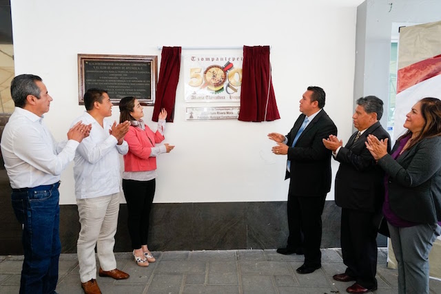 Devela Anabel Alvarado placa conmemorativa 500 años del encuentro de dos culturas en Tzompantepec