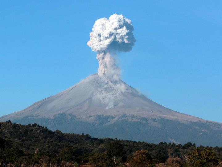Disminuye actividad del Popocatépetl, no hay cambio en alerta volcánica: Protección Civil Estatal