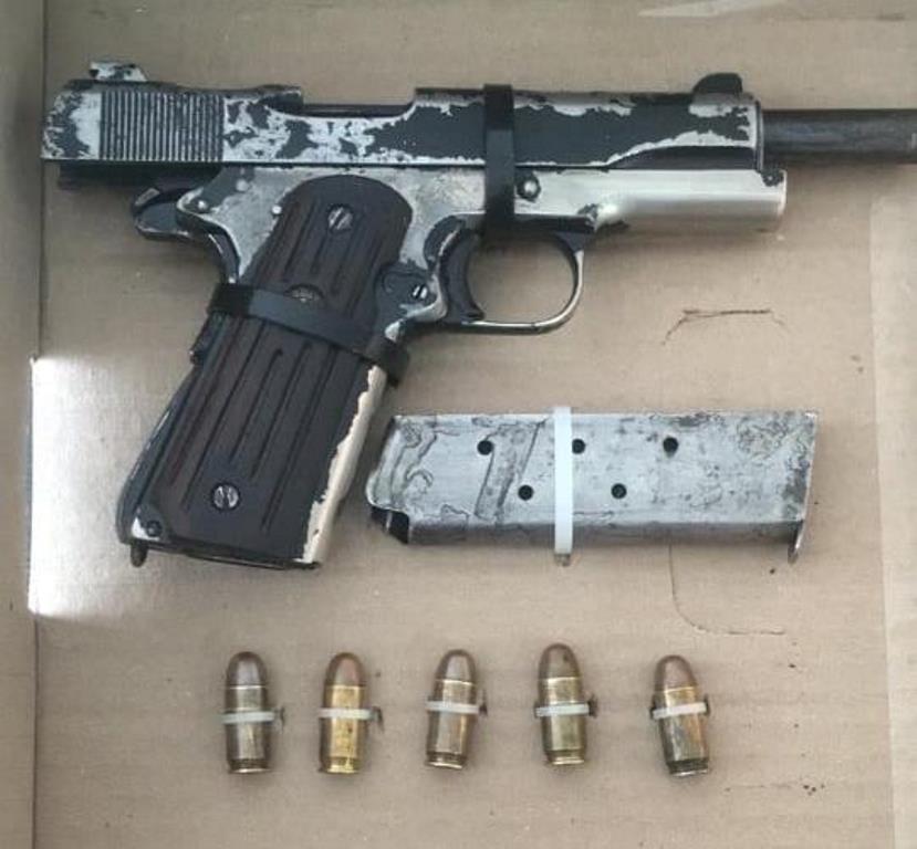 Asegura Policía Estatal a una persona con arma de fuego y droga en Huamantla