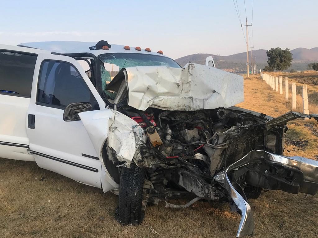Un muerto y 13 heridos saldo de choque de camioneta que transportaba migrantes