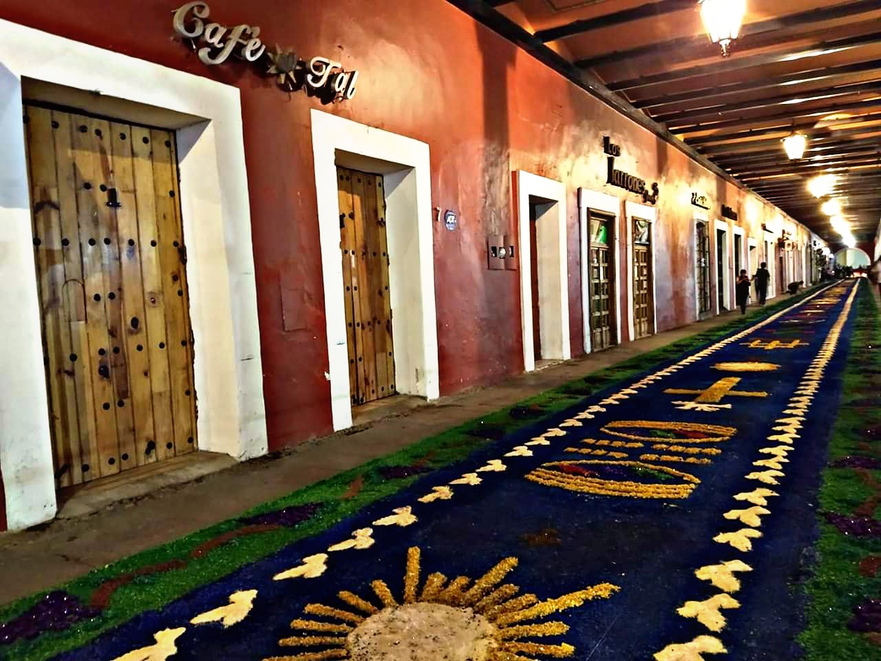Colocan alfombra de 170 metros en San Pedro Cholula por la Cuaresma