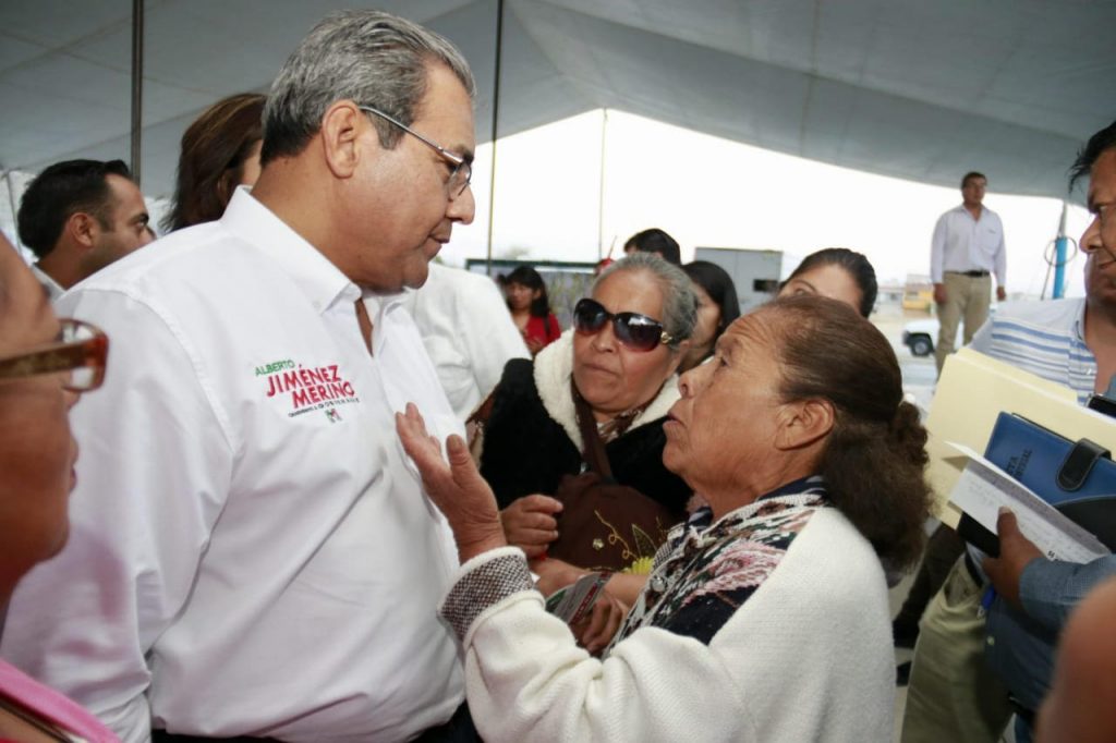 Firma Jiménez Merino compromisos con pobladores de Xochimehuacan