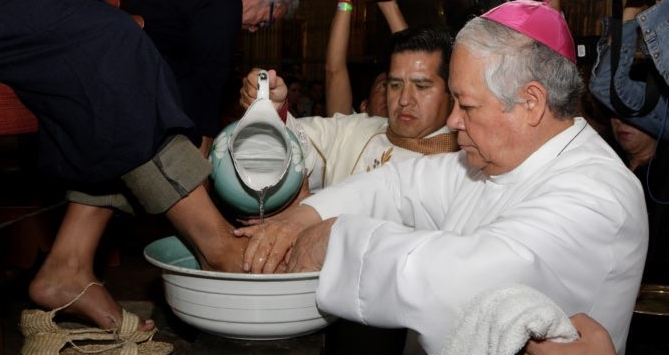 Encabeza arzobispo lavatorio de pies en la catedral de Puebla