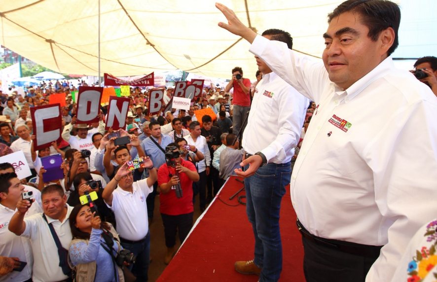 No quiero convertirme en el nuevo dueño de Puebla, afirma Miguel Barbosa en Acatlán de Osorio