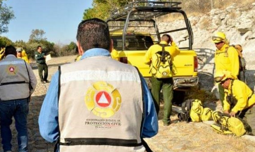 Desde Tlaxcala: combaten dependencias incendio en la Malinche