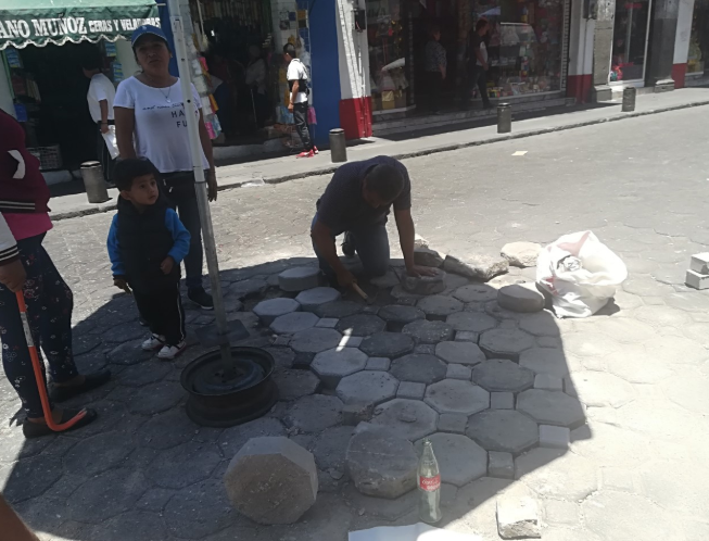 Ambulantes nuevamente le hacen la “chamba” a Claudia Rivera; cambian adoquín de la calle 3 norte