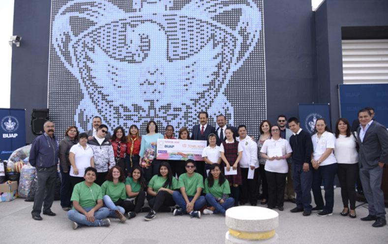Entrega BUAP tonelada y media de tapas de plástico a la Fundación Down de Puebla