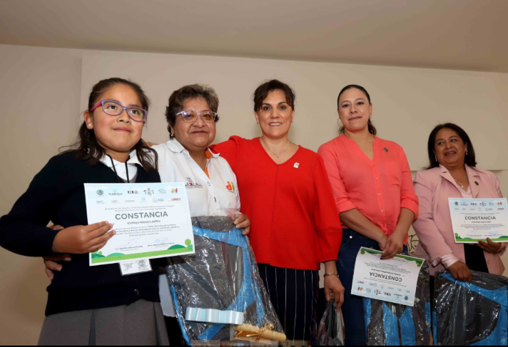 Entrega Sandra Chávez constancias a legisladores infantiles