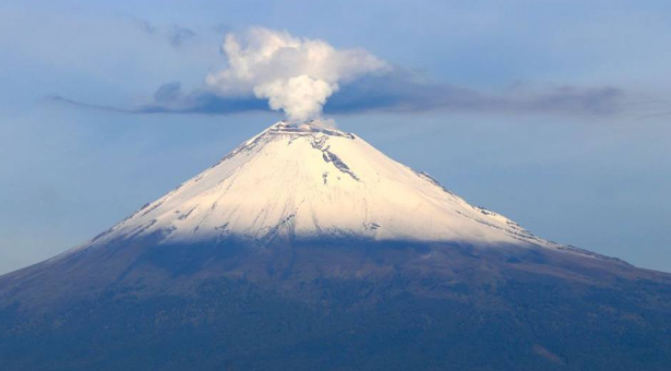 El Popocatépetl, con débil emisión de vapor de agua y gases