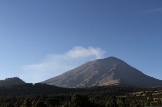 Episodio de desgasificación con emisión de vapor de agua y ceniza registró el Popocatépetl