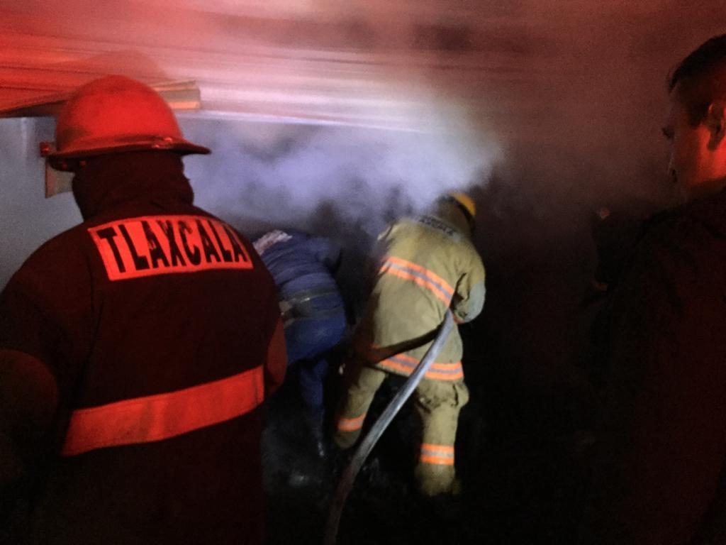 Bomberos neutralizan incendio en negocio de Teolocholco