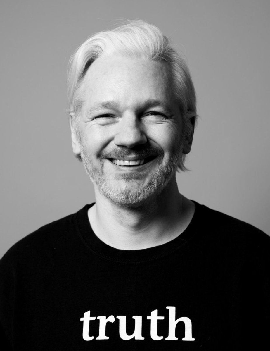 Pamela Anderson explota tras arresto de Julián Assange