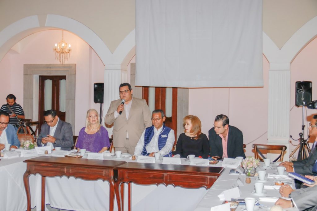 Impulso a industrias automotriz y manufacturera ofrece Jiménez Merino a empresarios