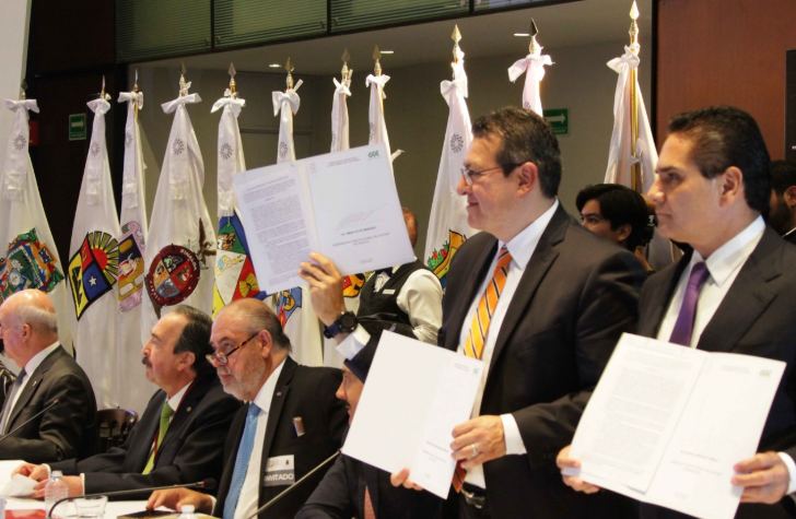 Firma Marco Mena acuerdo para el fortalecimiento de la paz laboral