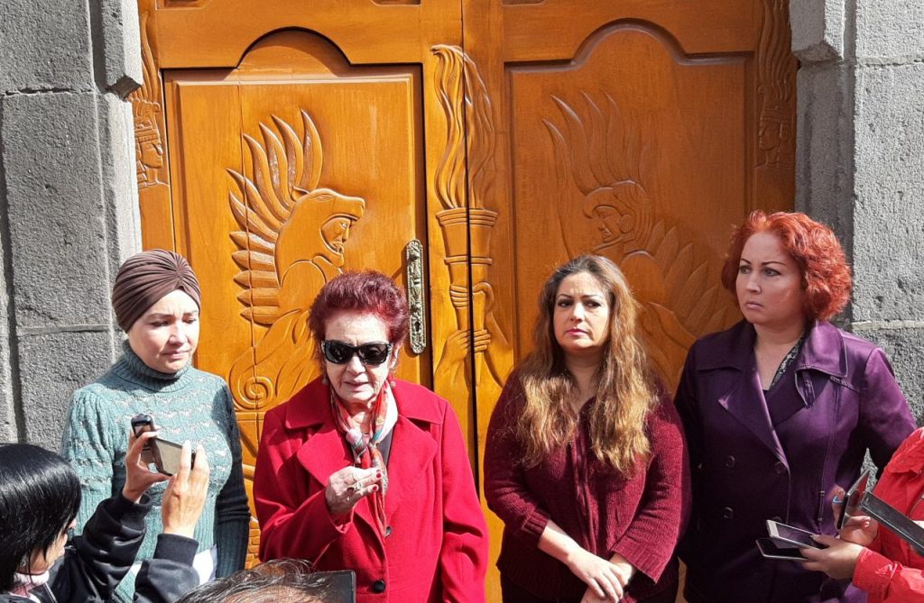 Se manifiesta Violeta Lagunes frente a Antorcha Campesina