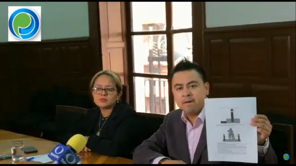 Regidores de Morena se lanzan contra los bolardos