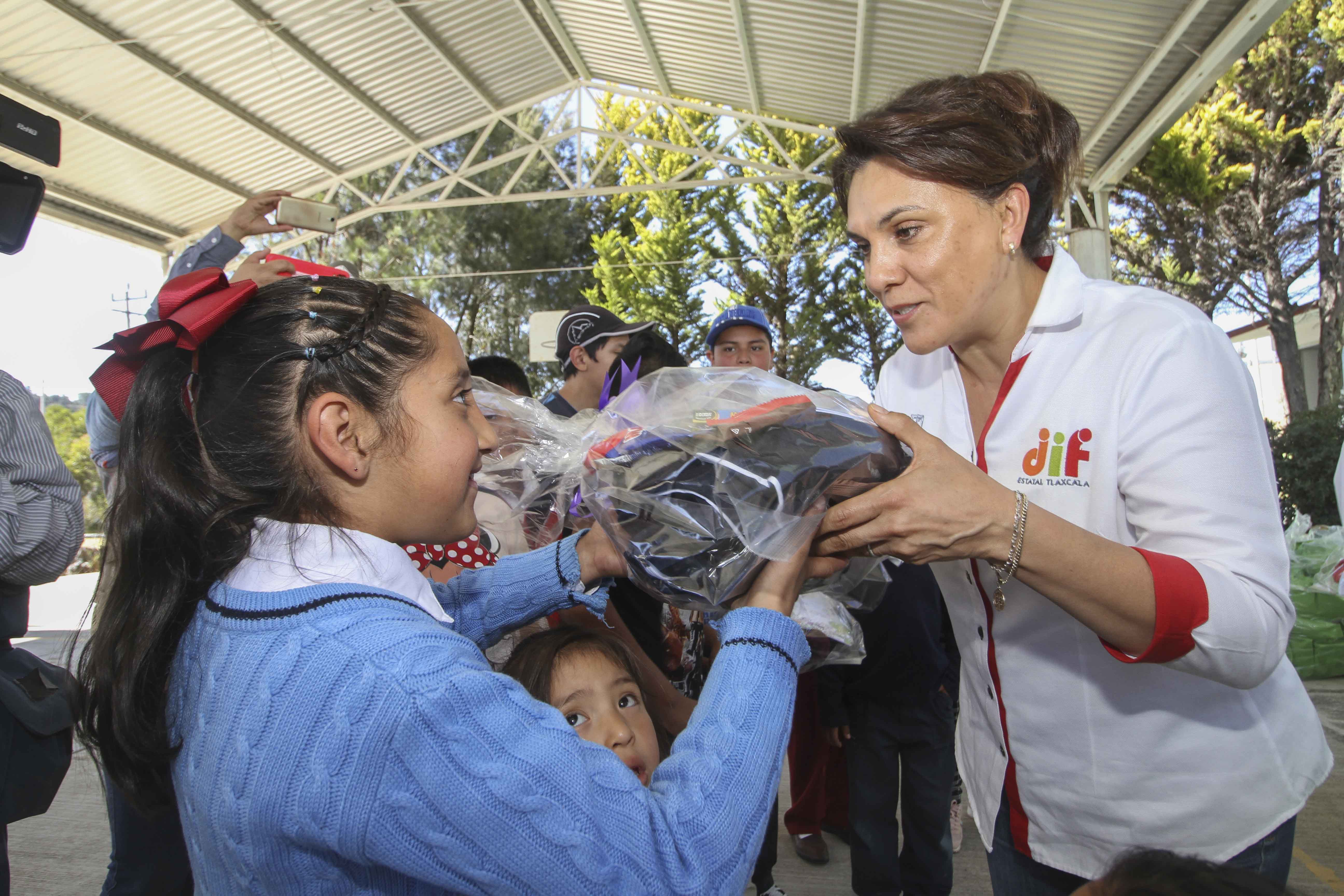 En Emiliano Zapata y Hueyotlipan Sandra Chávez entrega ropa y juegues durante “Caravana día de reyes