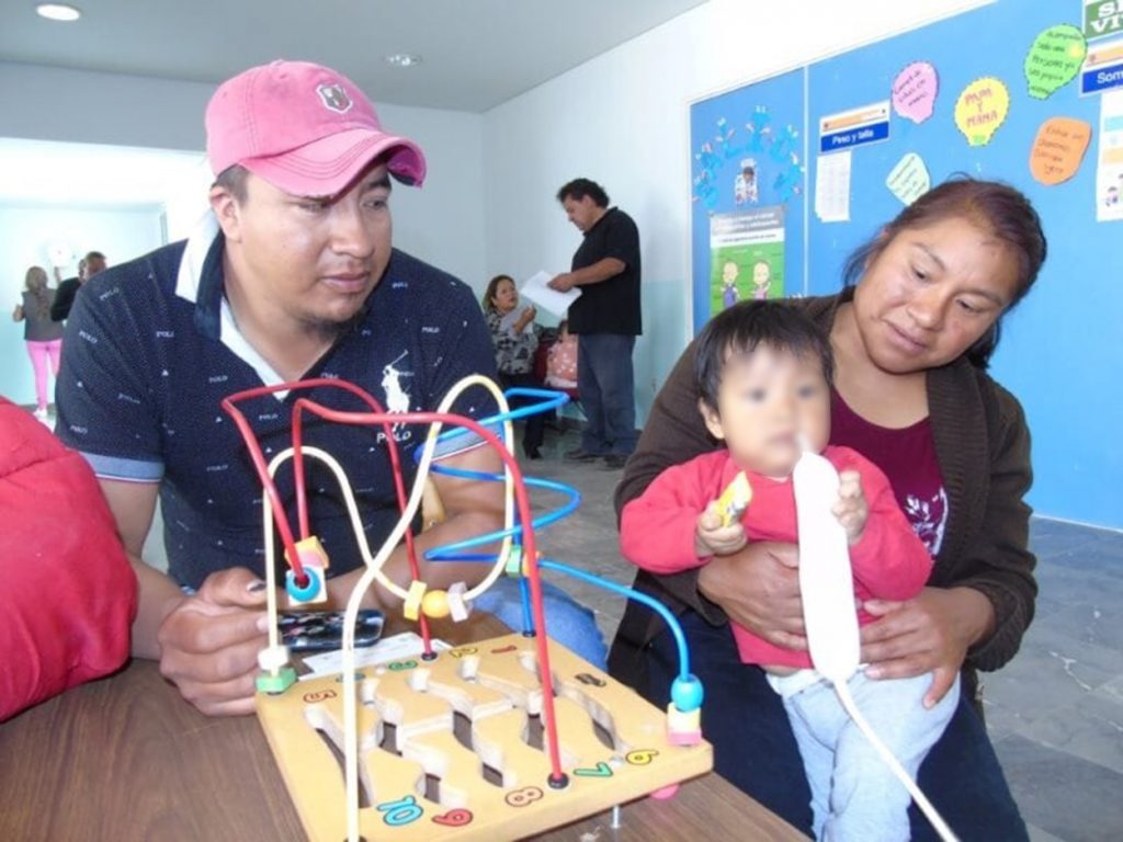 Apoya SESA a madres de familia en el cuidado de sus hijos durante consulta médica