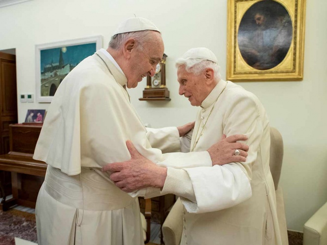 Benedicto XVI confronta a Francisco por sacerdotes casados