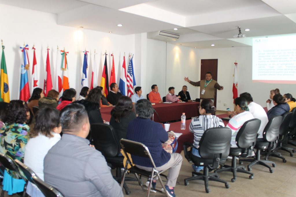 Imparten SEDECO y COEPRIST curso a empresarios del sector de alimentos.