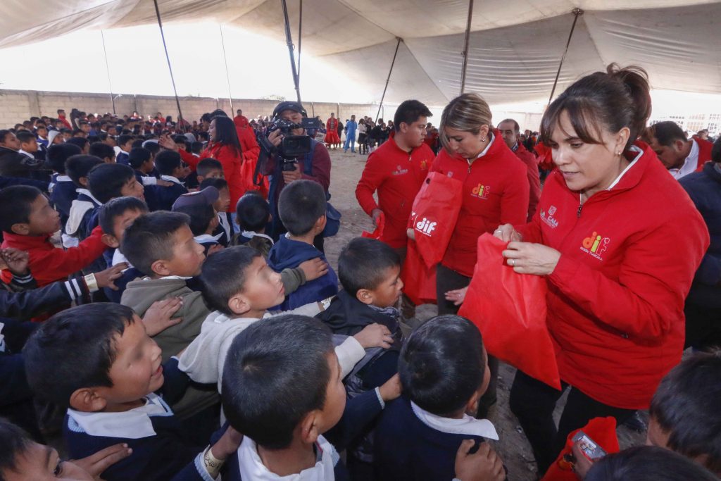 Entrega Sandra Chávez ropa y juguetes en Xicohtzinco y San Pablo del Monte.