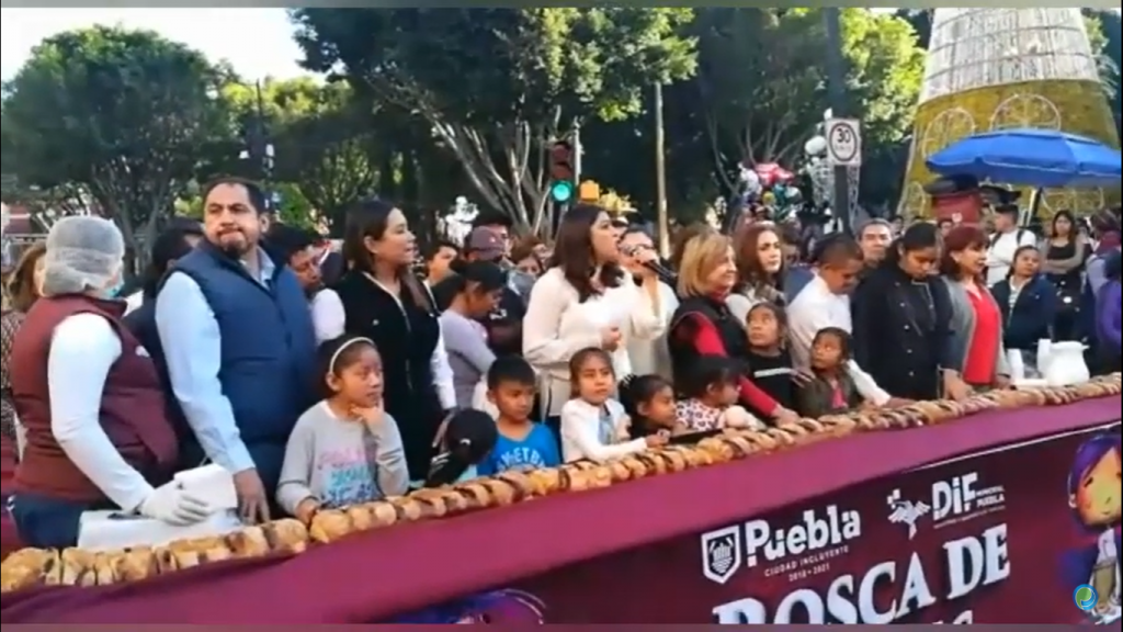 Claudia Rivera encabeza la repartición de gigantesca rosca de reyes