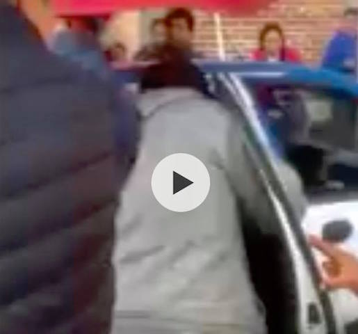 Taxista casi arrolla a una familia al sufrir un  infarto en Huejotzingo