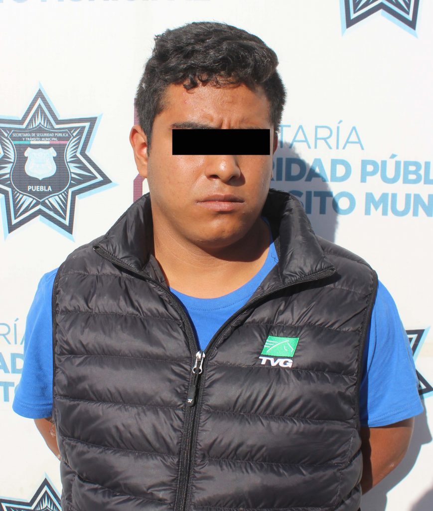 Aseguraron fuerzas municipales de Puebla más de 180 dosis de posible droga; hay dos hombres detenidos.