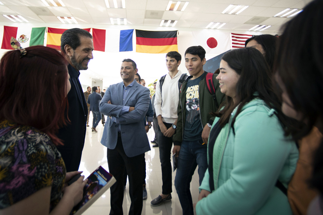 Inaugura Rector Alfonso Esparza el Espacio Internacional en la Biblioteca Central Universitaria