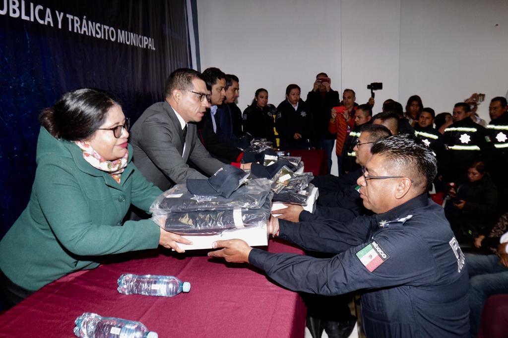Presidenta Karina Pérez entrega uniformes a policías de San Andrés Cholula
