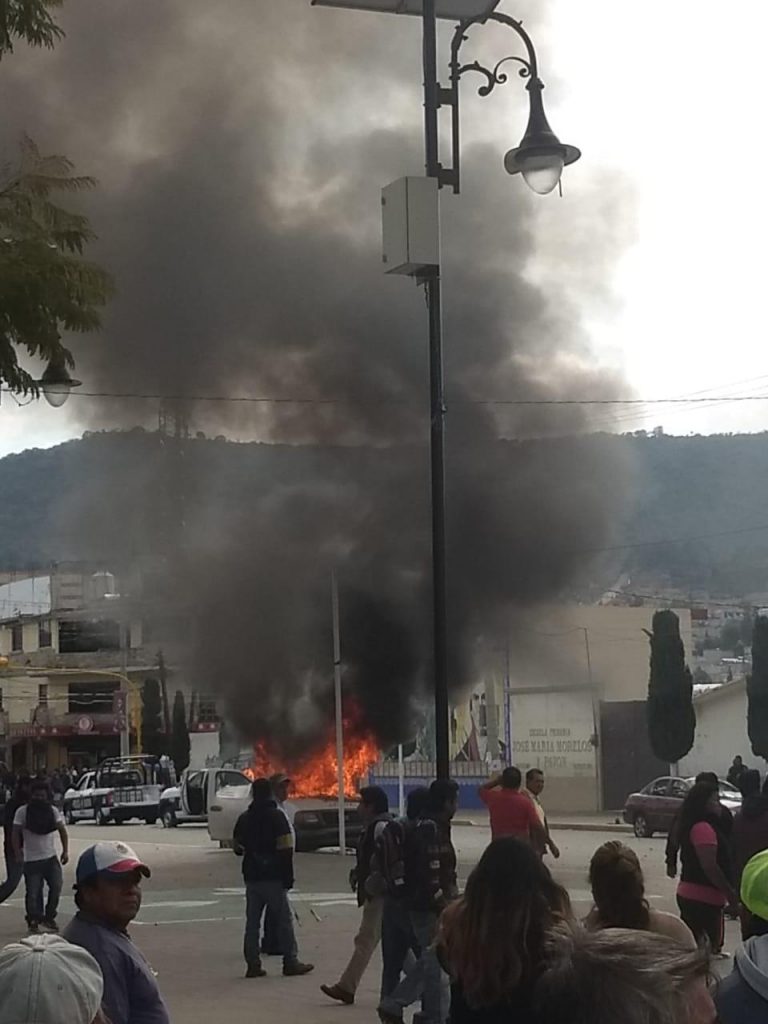 Pobladores de Amozoc queman patrulla y exigen destitución del alcalde por inseguridad