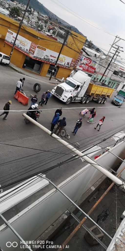 Inconformes bloquean carretera federal a Tehuacán