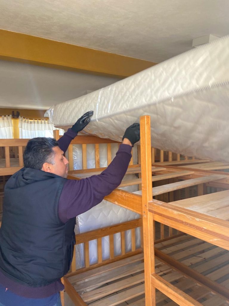 Mejora SEDIF condiciones en albergues indígenas al continuar con entrega de colchones.