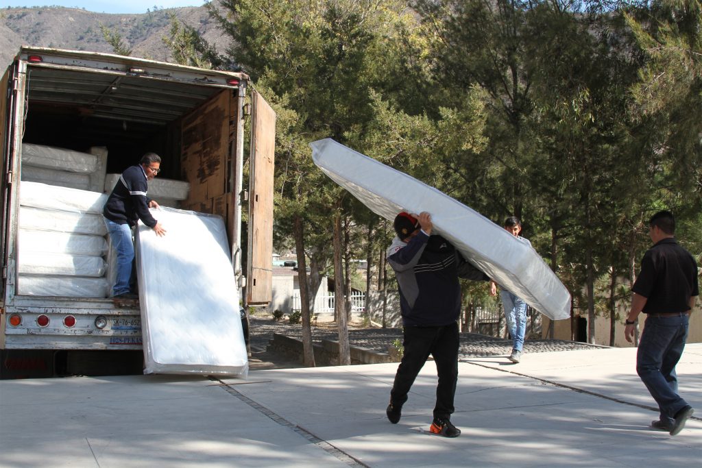 Inicia SEDIF distribución de colchones en albergues indígenas del interior del estado