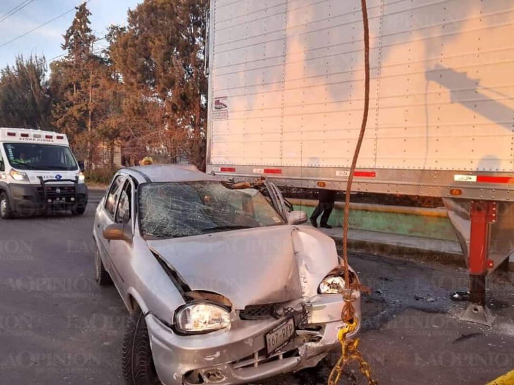 Aparatoso accidente deja dos lesionados en Quecholac