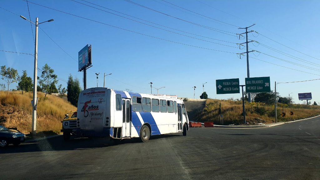 Atracan dos unidades del transporte público en Cuautlancingo y Cholula