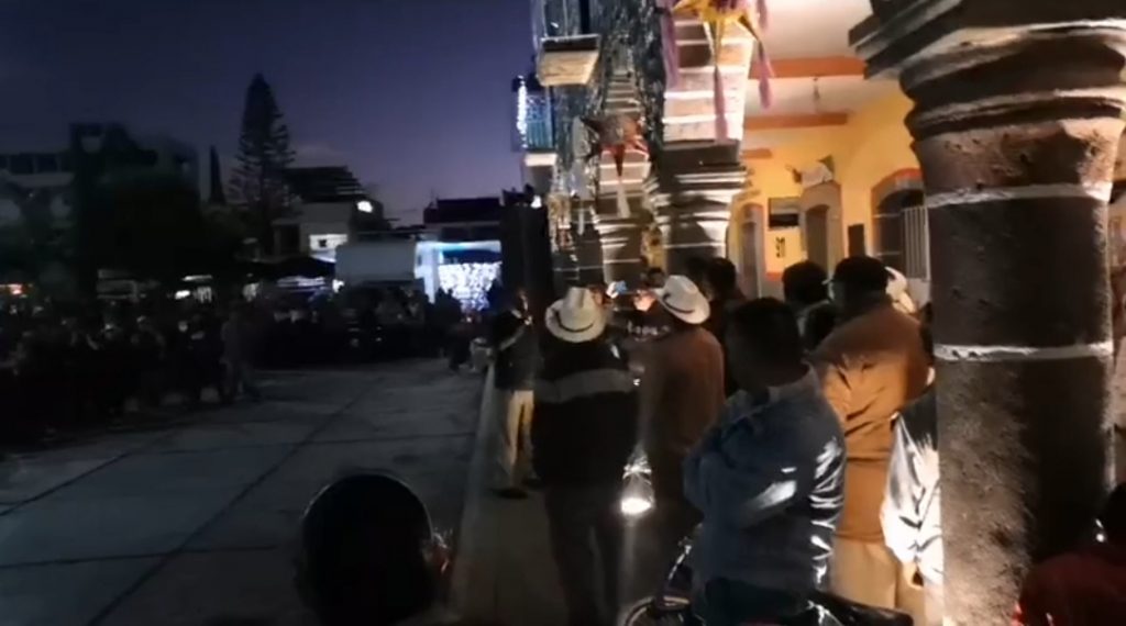 Pobladores de San Nicolás de los Ranchos, realizan una asamblea y van por la destitución del alcalde, Rodolfo Meléndez