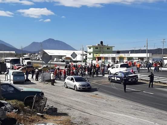 Bloquean carretera Perote-Zacatepec para exigir salida de Granjas Carroll de Alchichica