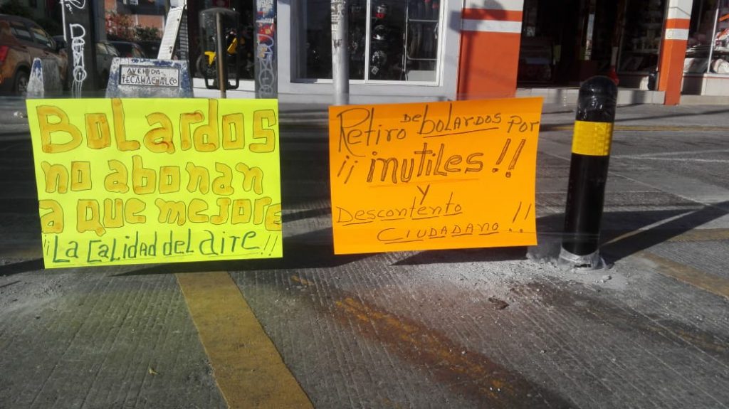 Poblanos en contra de los bolardos ponen cartulinas en el Entronque de Amalucan