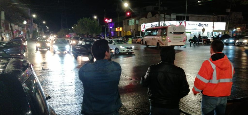 Padres de familia, afuera del Colegio Ypsilanti para impedir que desalojen el colegio por una orden judicial