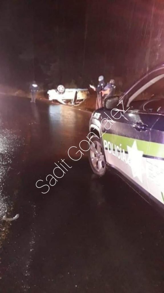 Vuelca taxi en la carretera Acuaco-Zacapoaxtla; una mujer lesionada