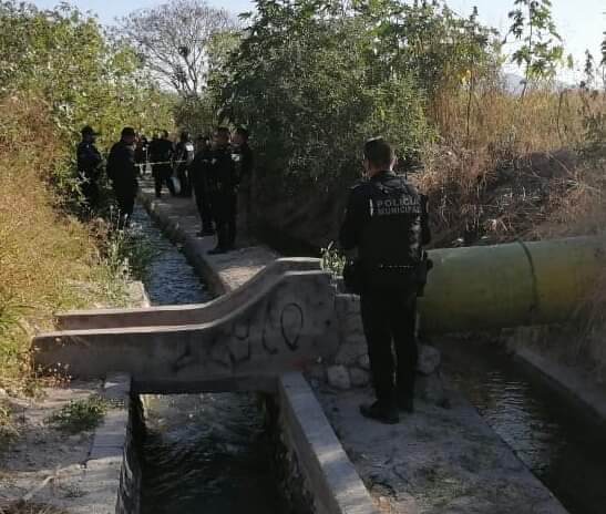 Hallan muerta a mujer en canal de riego de Tehuacán