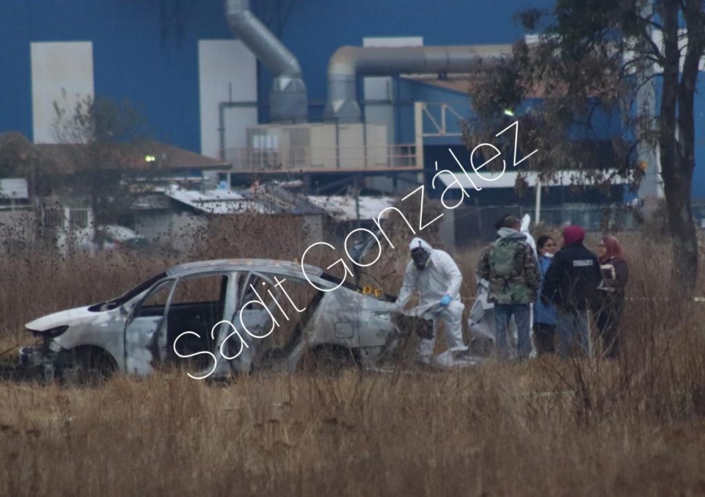 Calcinan un auto con 5 personas dentro en Almecatla