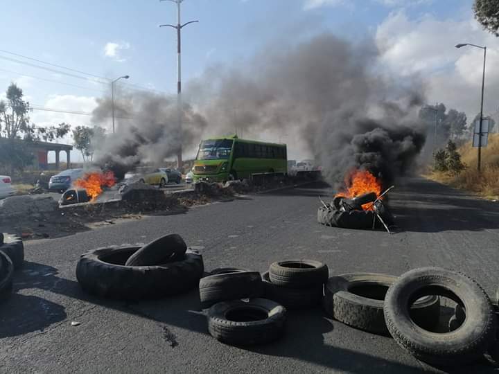 Queman llantas para bloquear carretera federal México-Puebla