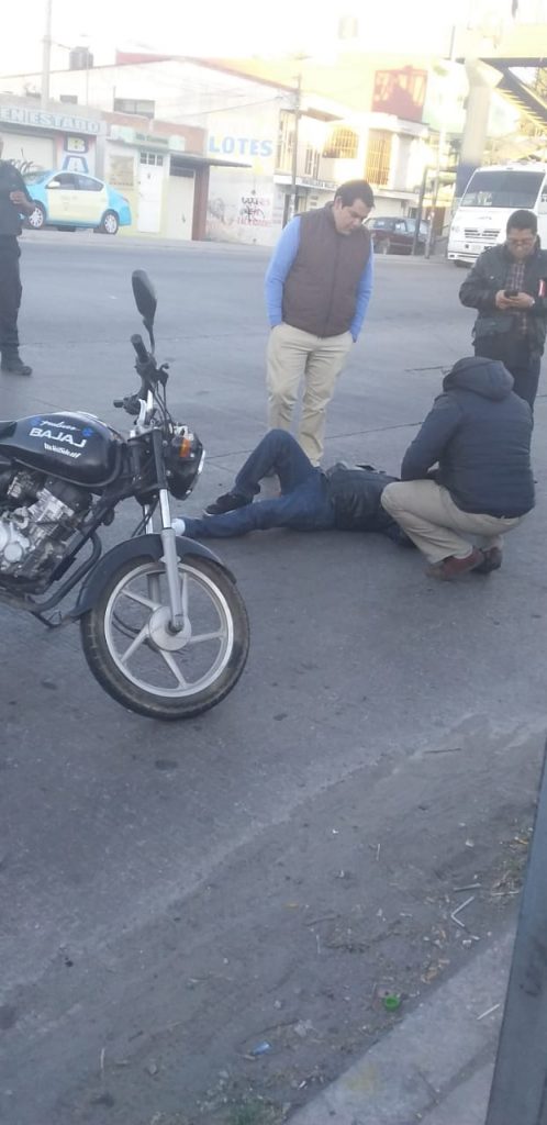 Motociclista viajaba a exceso de velocidad derrapa y se estampa contra vehículo en Amozoc