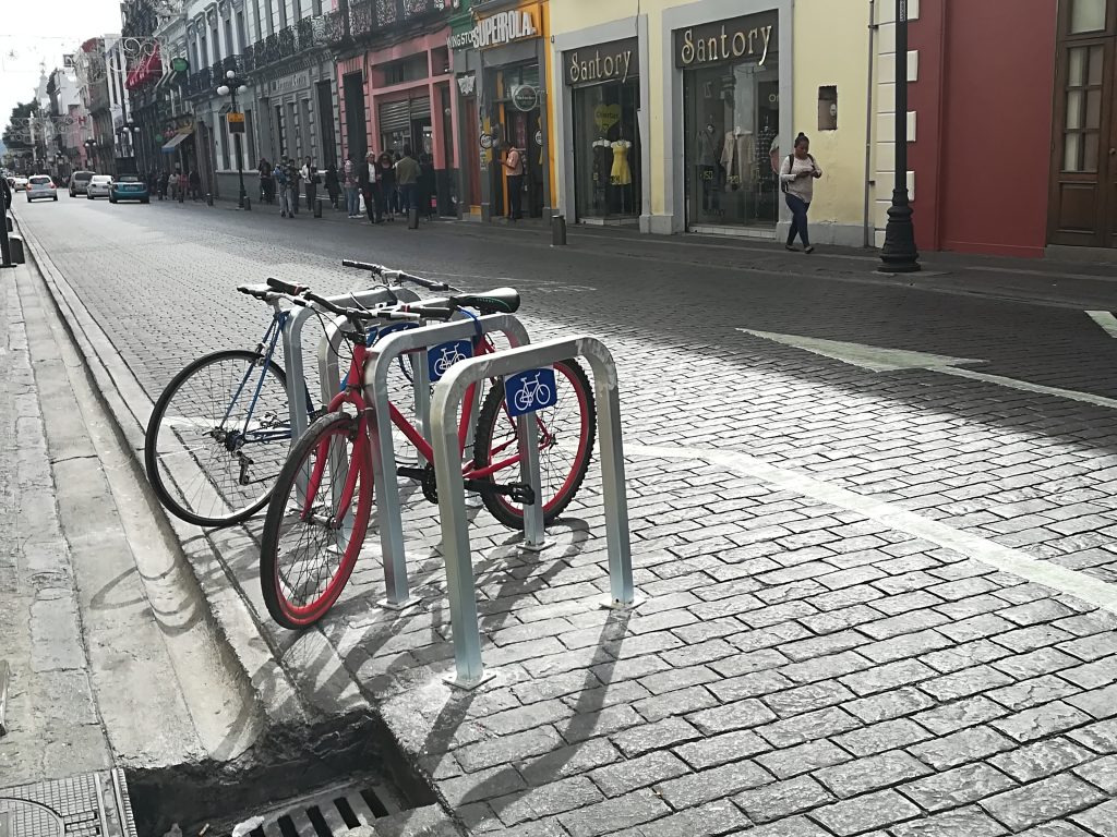 Gobierno municipal coloca Bici estacionamiento para consolidar la Zona 30