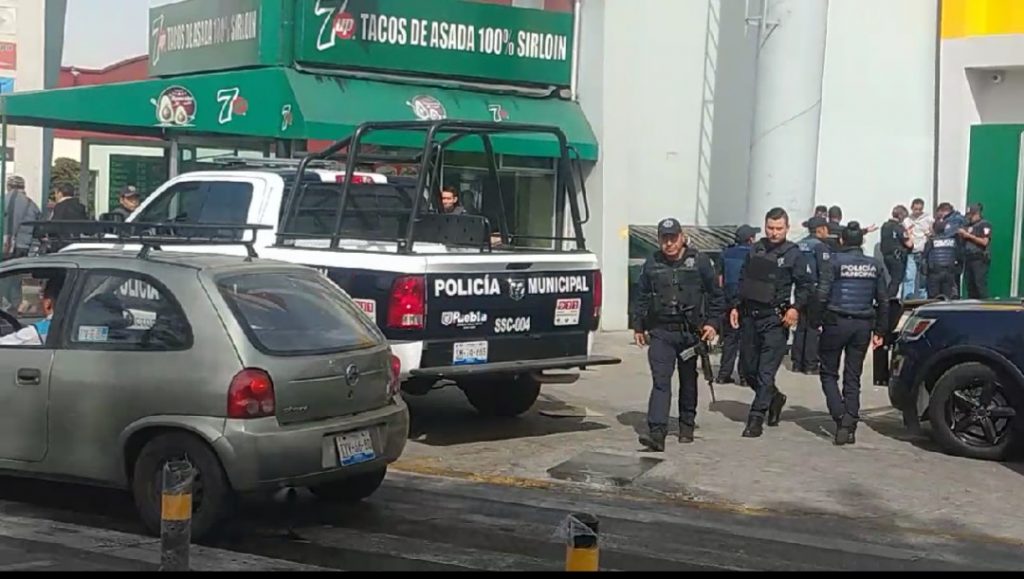 Fuerte movilización policíaca por alerta de robo en Elektra Reforma