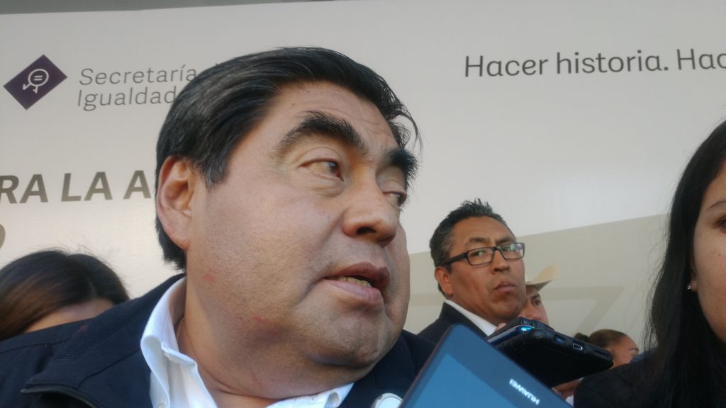 El gobernador Barbosa advirtió que los transportistas deben mejorar servicio y unidades, sino serán remitidas al corralón