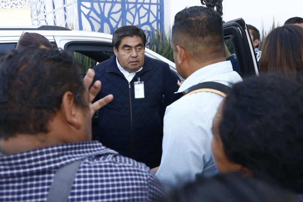 Miguel Barbosa acude a protesta en el HNP para garantizar el abasto de medicamentos para los niños con cáncer 