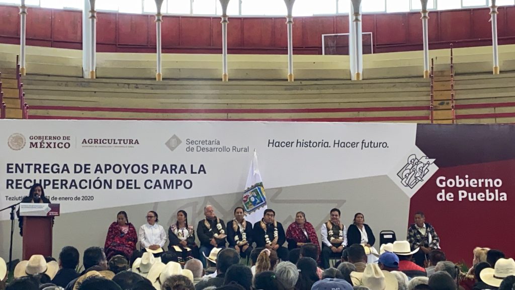 Gobernador Barbosa entregó apoyos a productores de Teziutlán y anunció la prolongación de la autopista Teziutlán Martínez de la Torre 